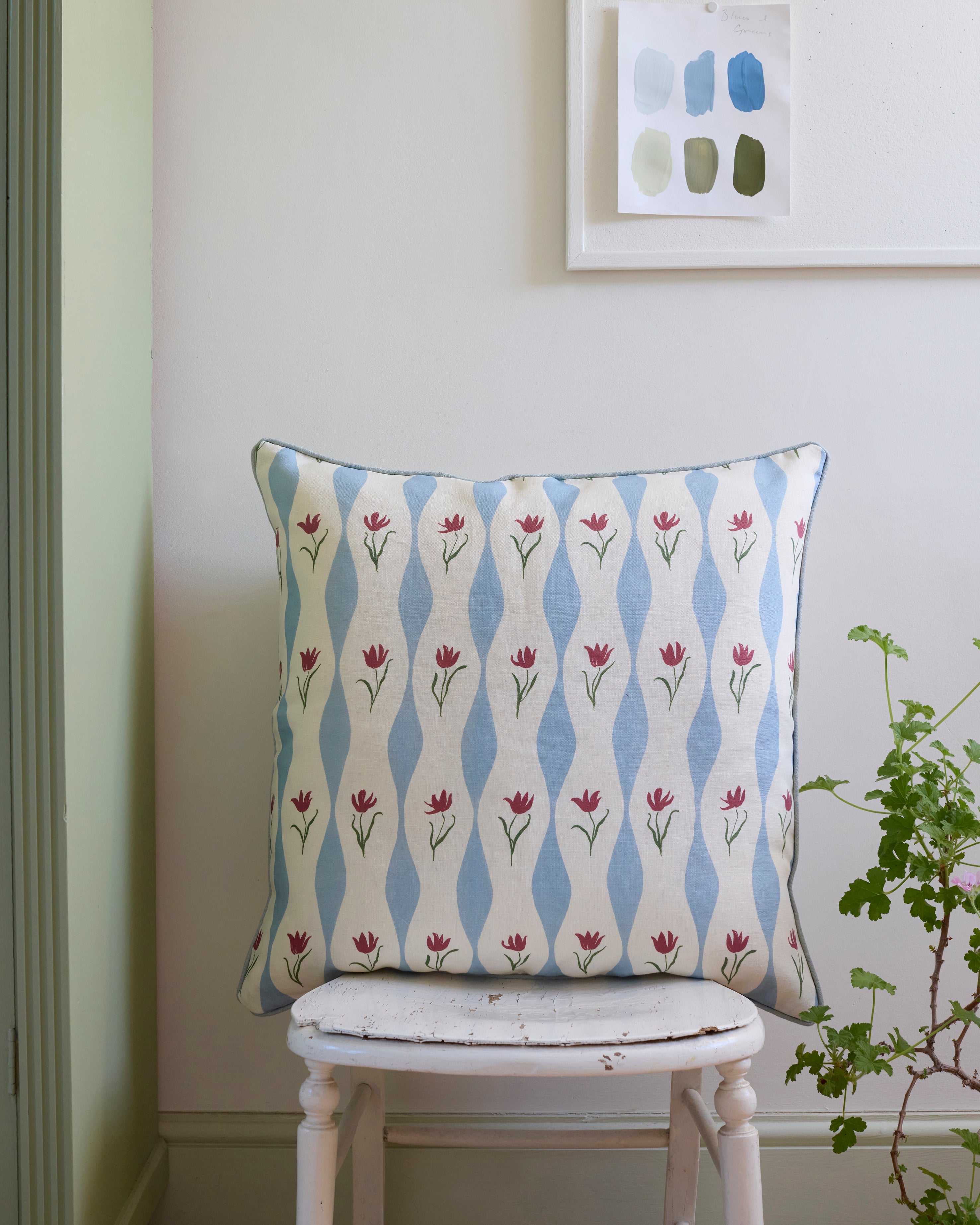 Tulip Wave (sky) linen cushion, piped | 55cm