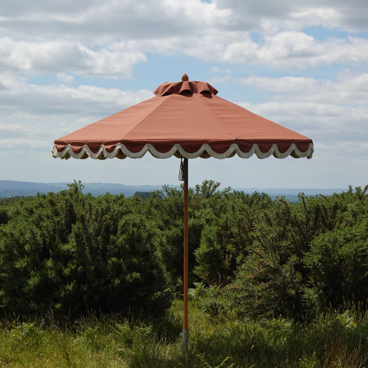 Scalloped parasol with cream fringe