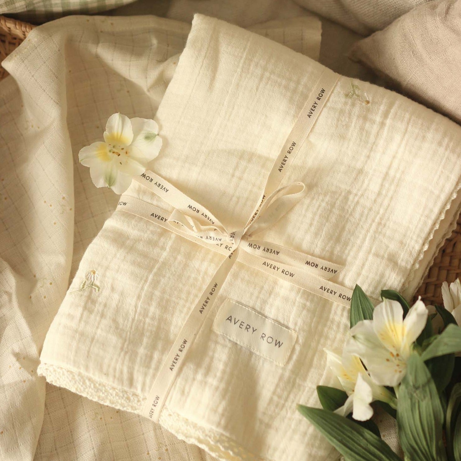 Embroidered Muslin blanket - Wild Chamomile