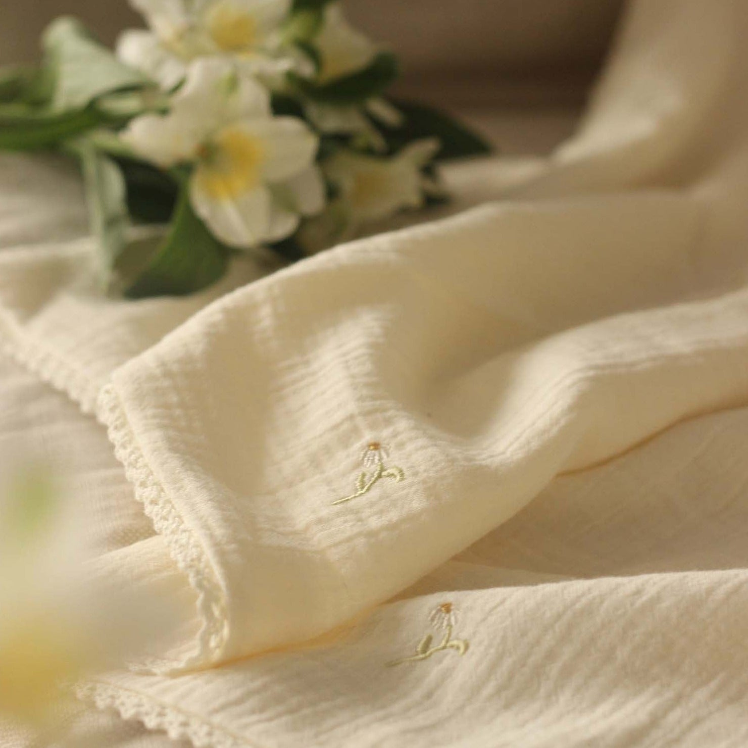 Embroidered Muslin blanket - Wild Chamomile
