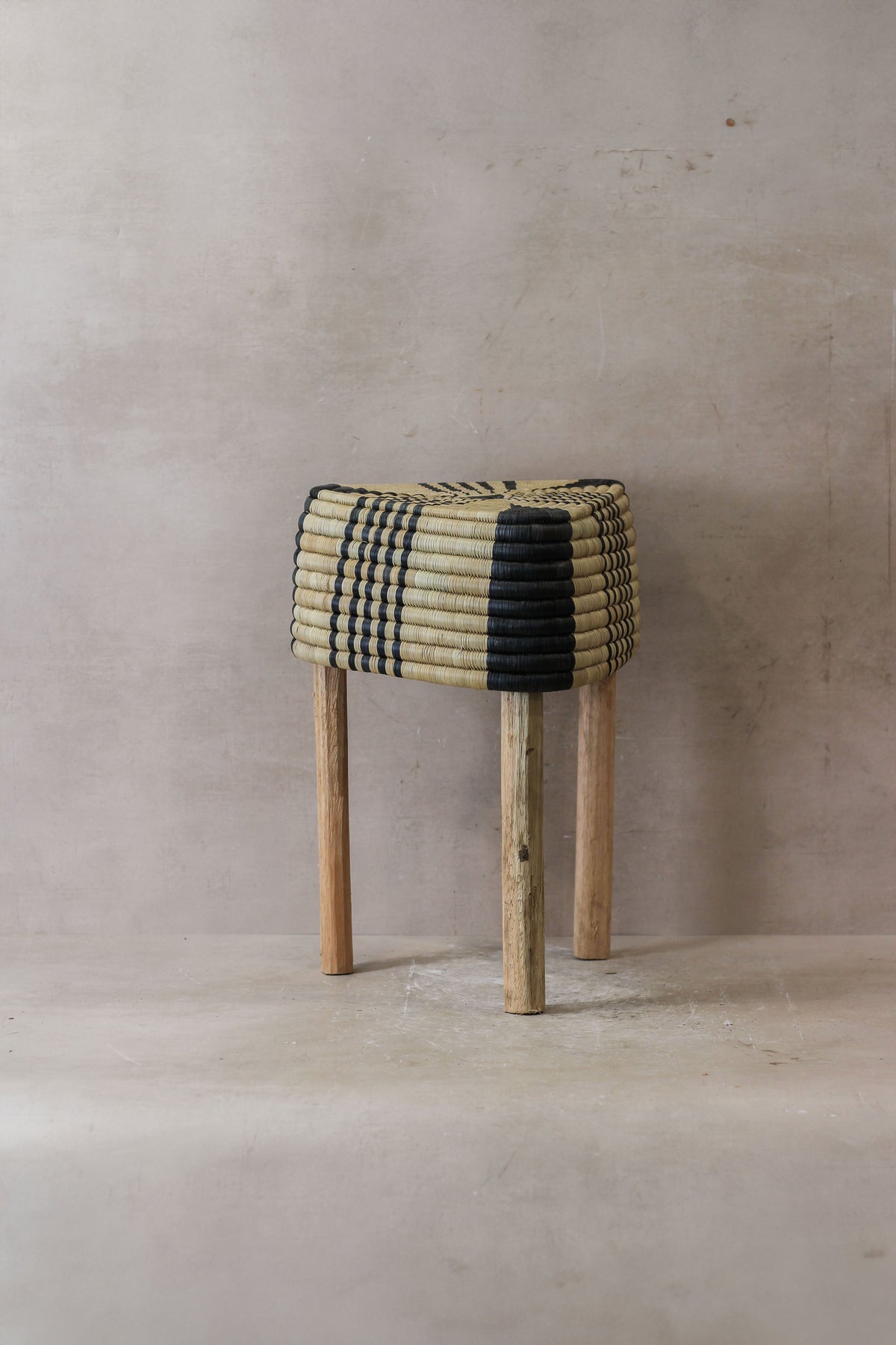 Woven Stool Black (73B)