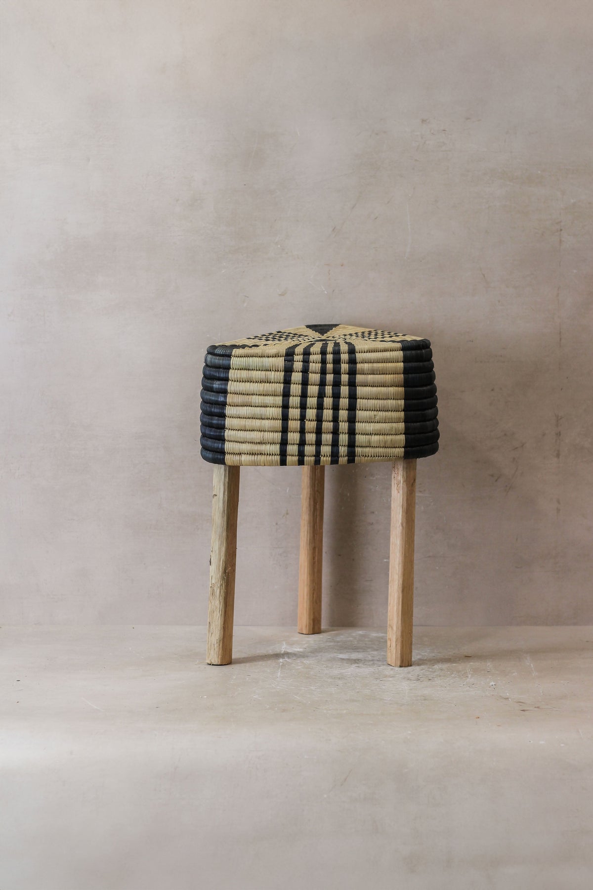 Woven Stool Black (73B)