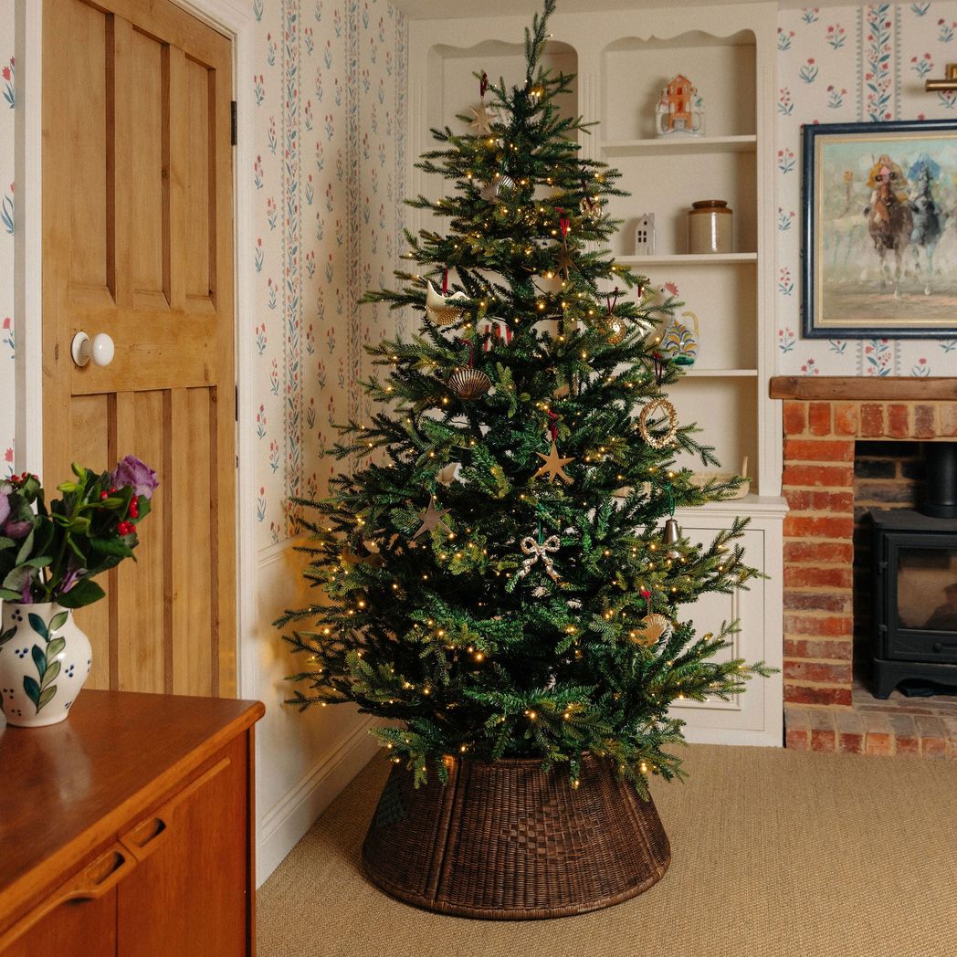 Adeline-rattan-tree-skirt-with-a-christmas-tree.jpg?output=png&maxage=31d&w=1048&h=1048&fit=contain&we&n=-1