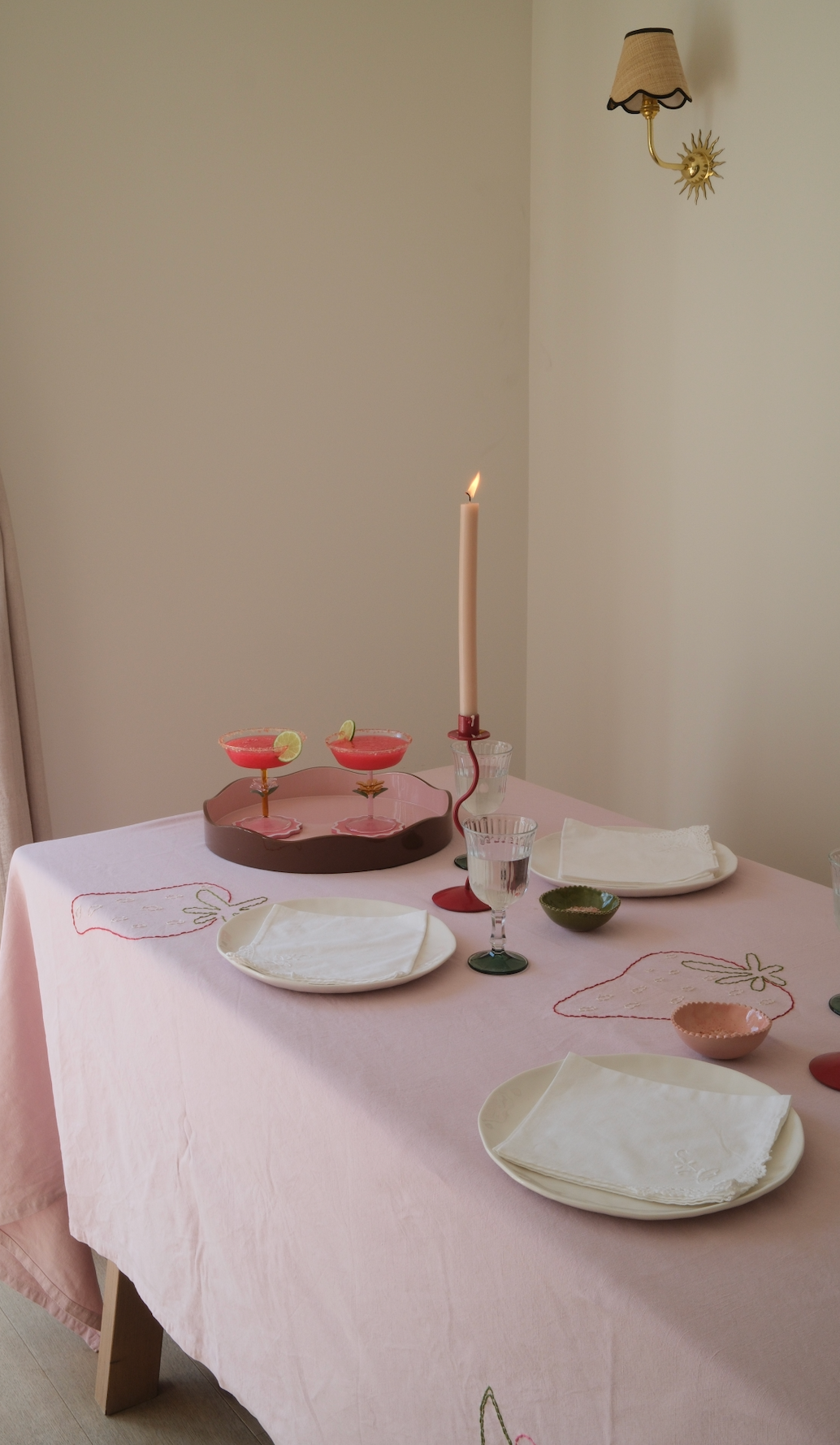 Allegra Round Wiggle Tray in Pink and Brown