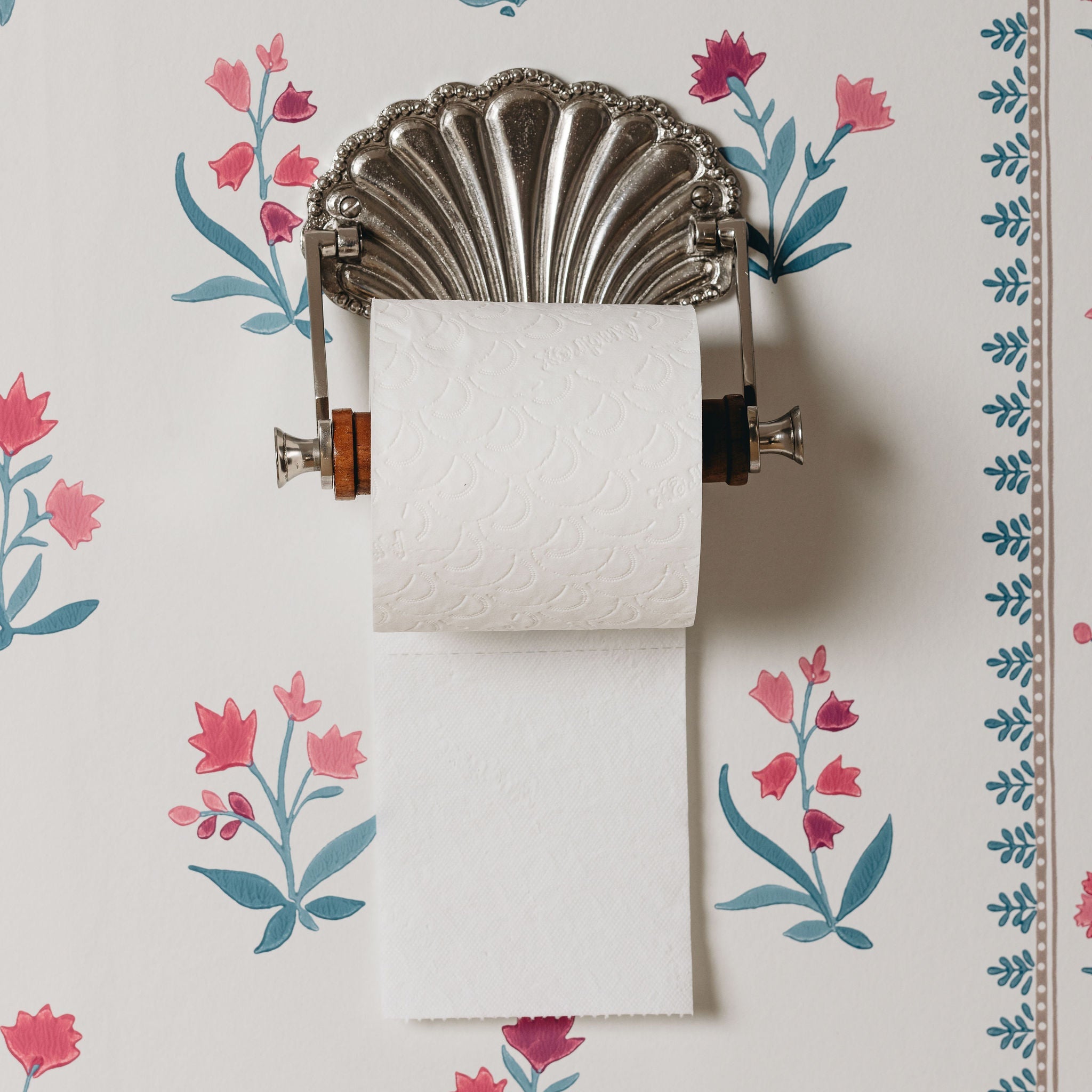Shell Brass Toilet Roll Holder (Chrome)