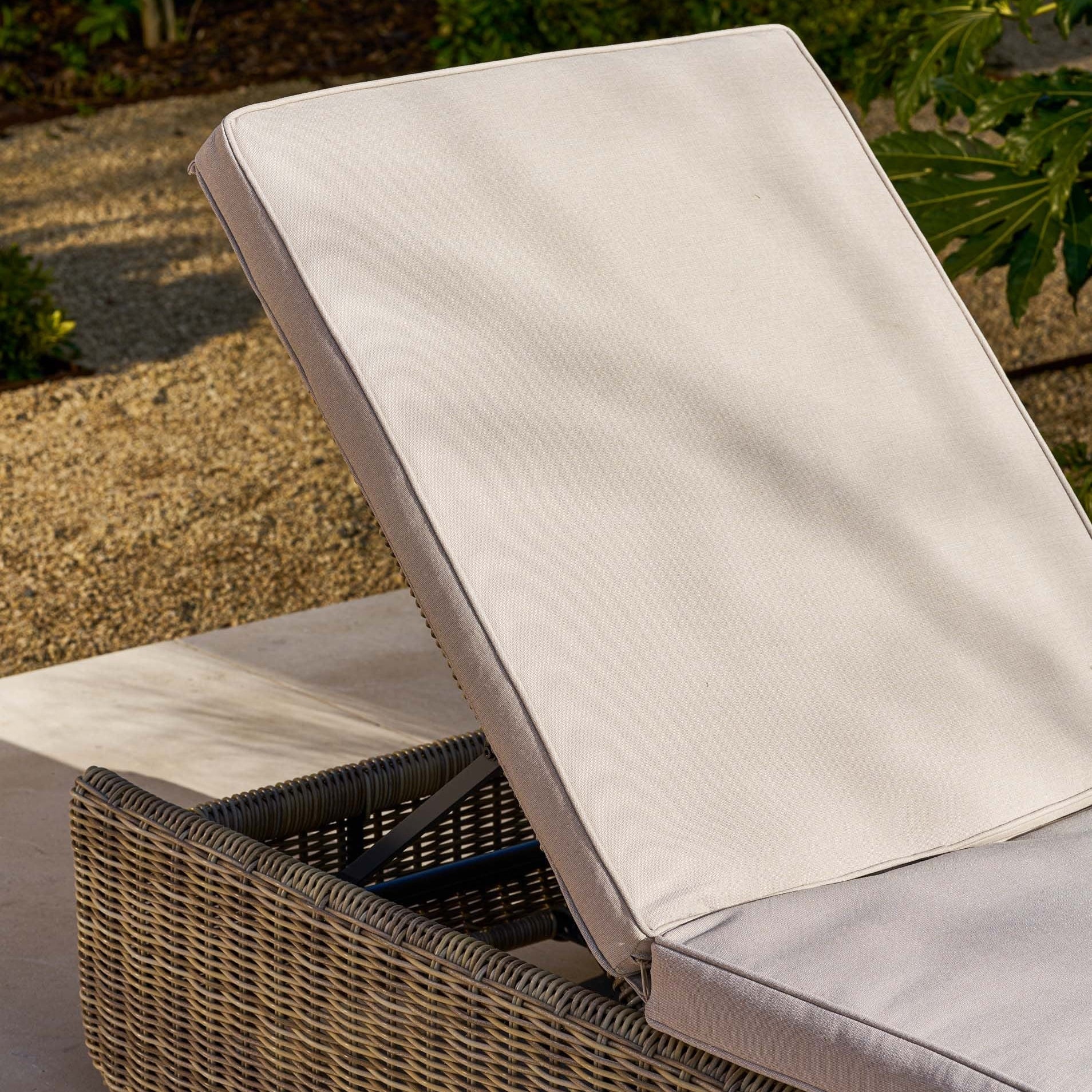 Skala Lounger | Light Rattan