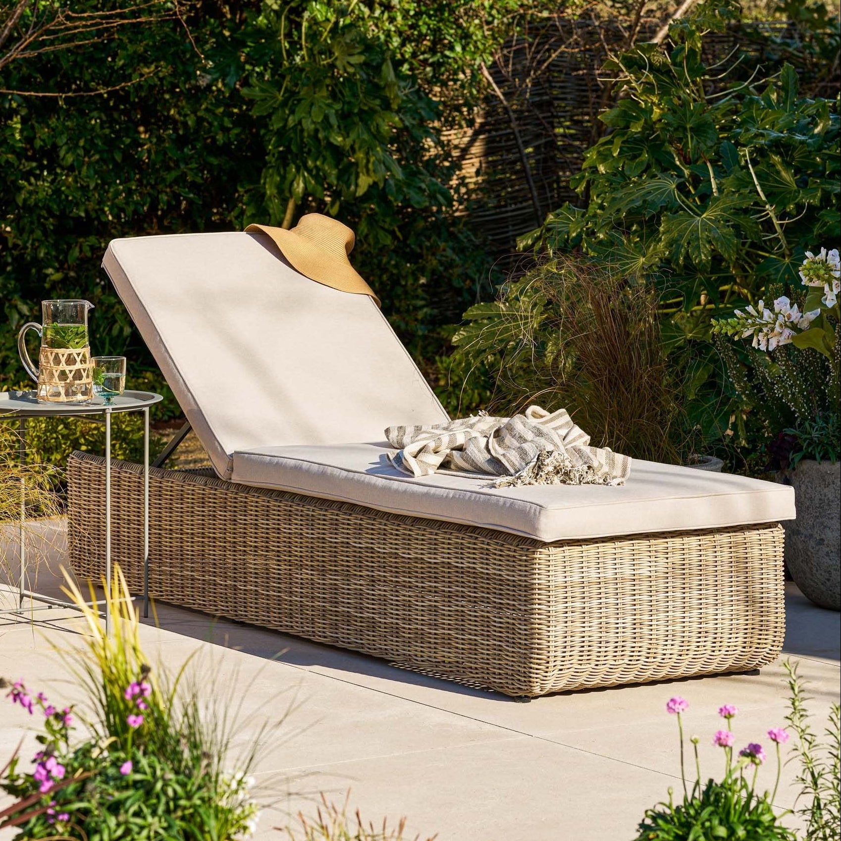Skala Lounger | Light Rattan