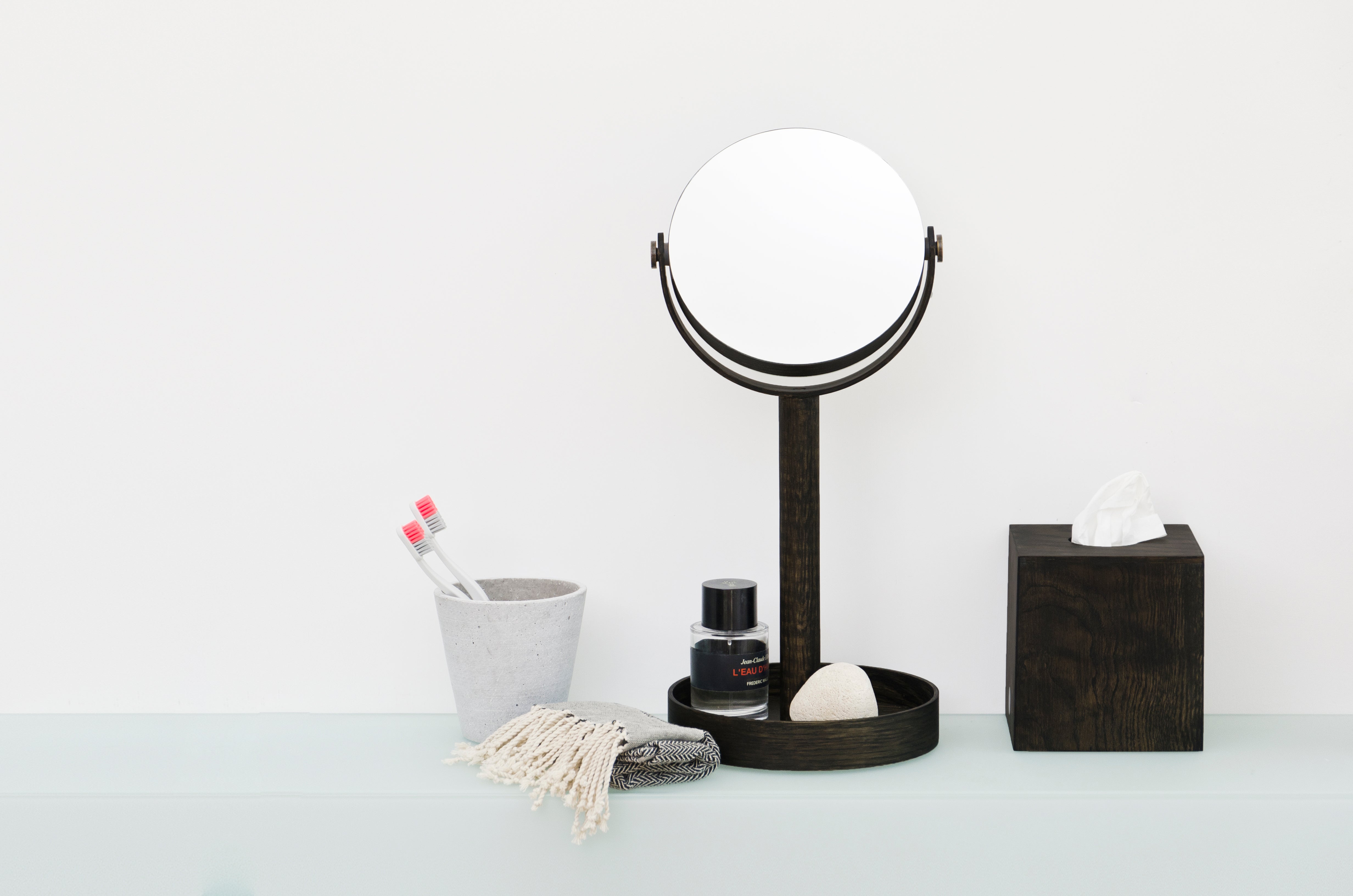 Magnify Mirror Close-up