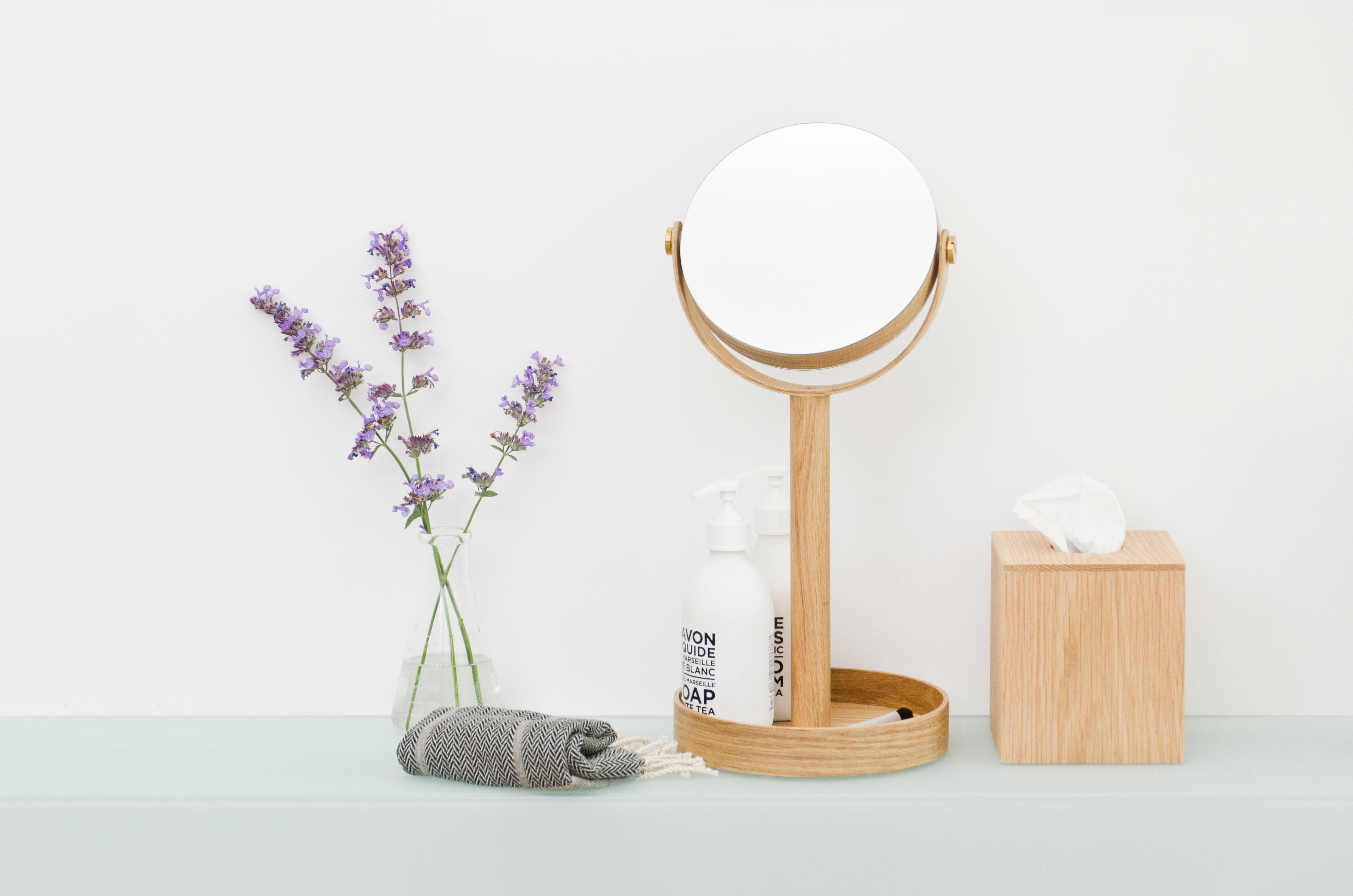 Magnify Mirror Close-up