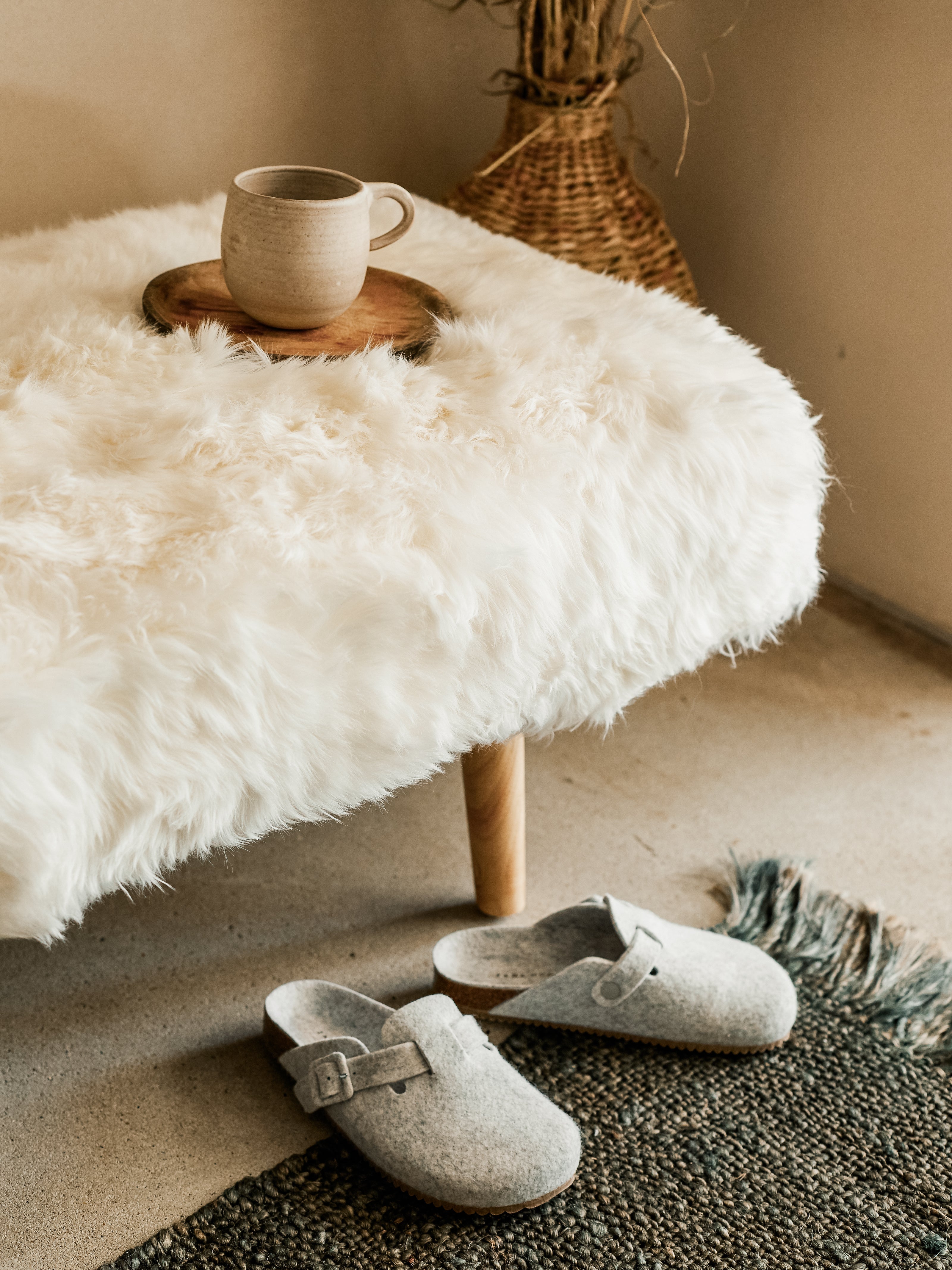 New Zealand Sheepskin Bedstool - White