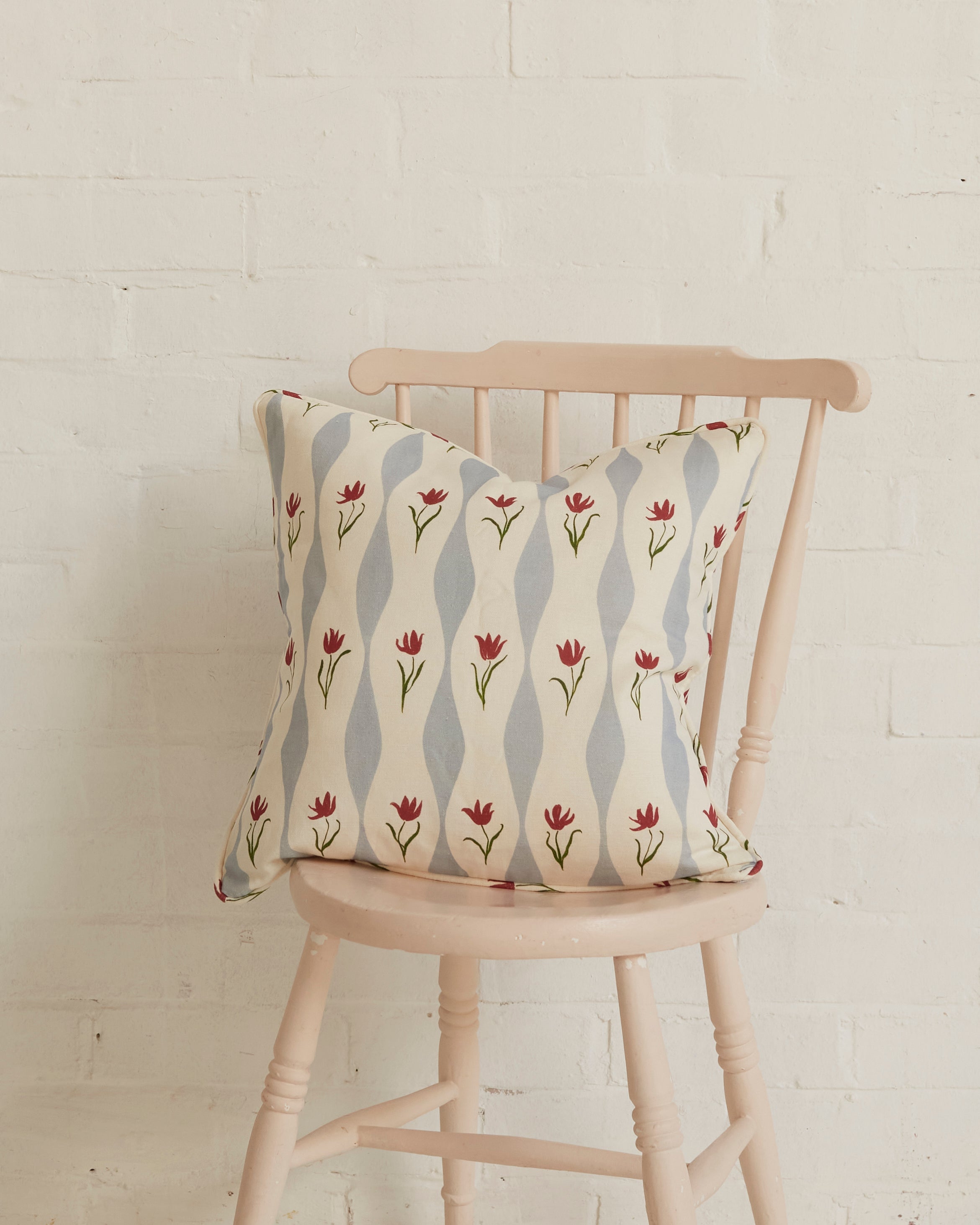 Tulip Wave, piped cushion (sky)