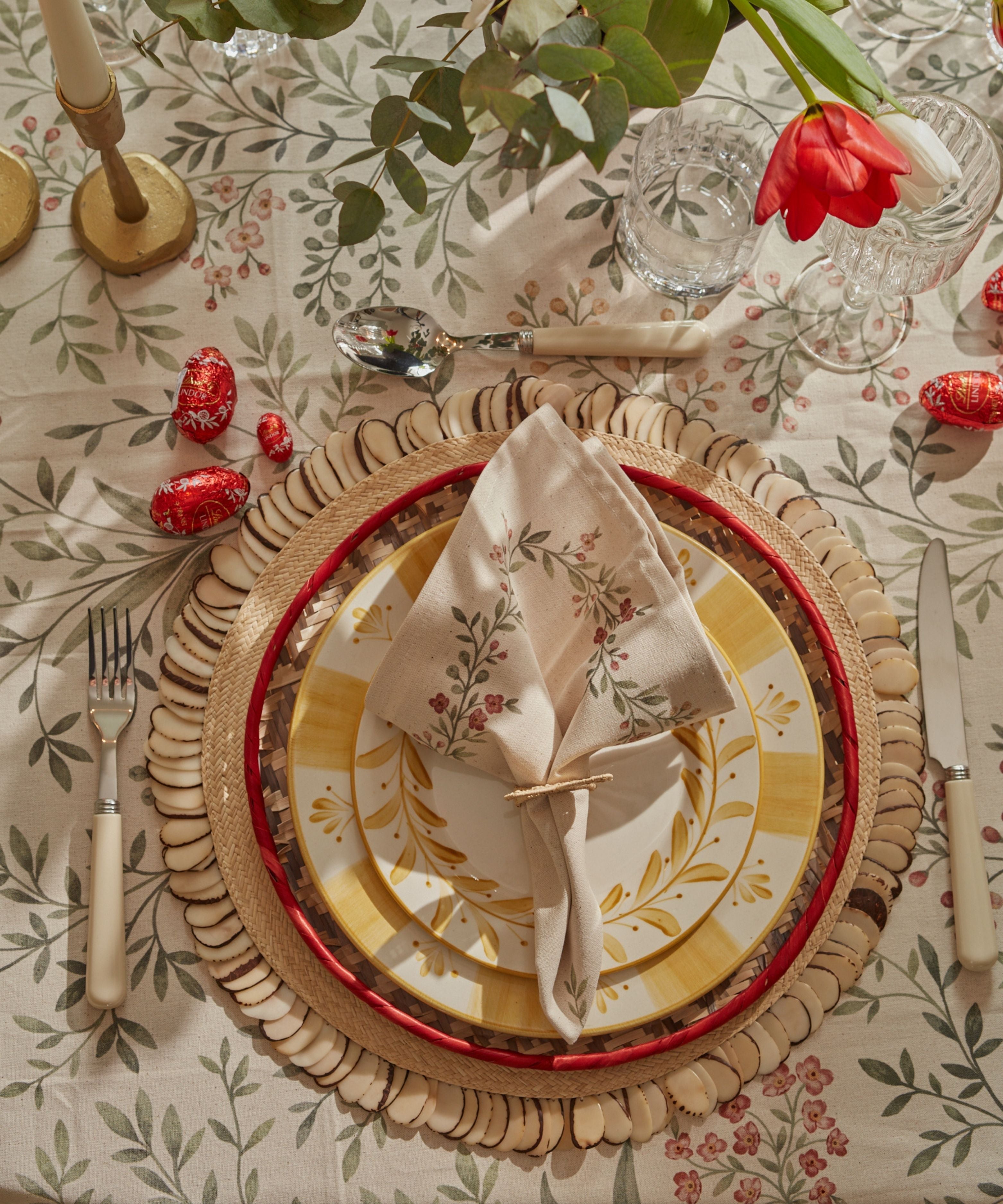 Flor de Lis Dinner Plate, Golden Yellow