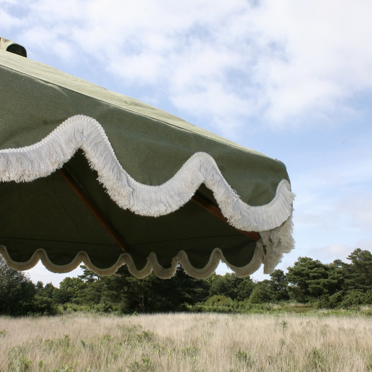 Scalloped parasol with cream fringe