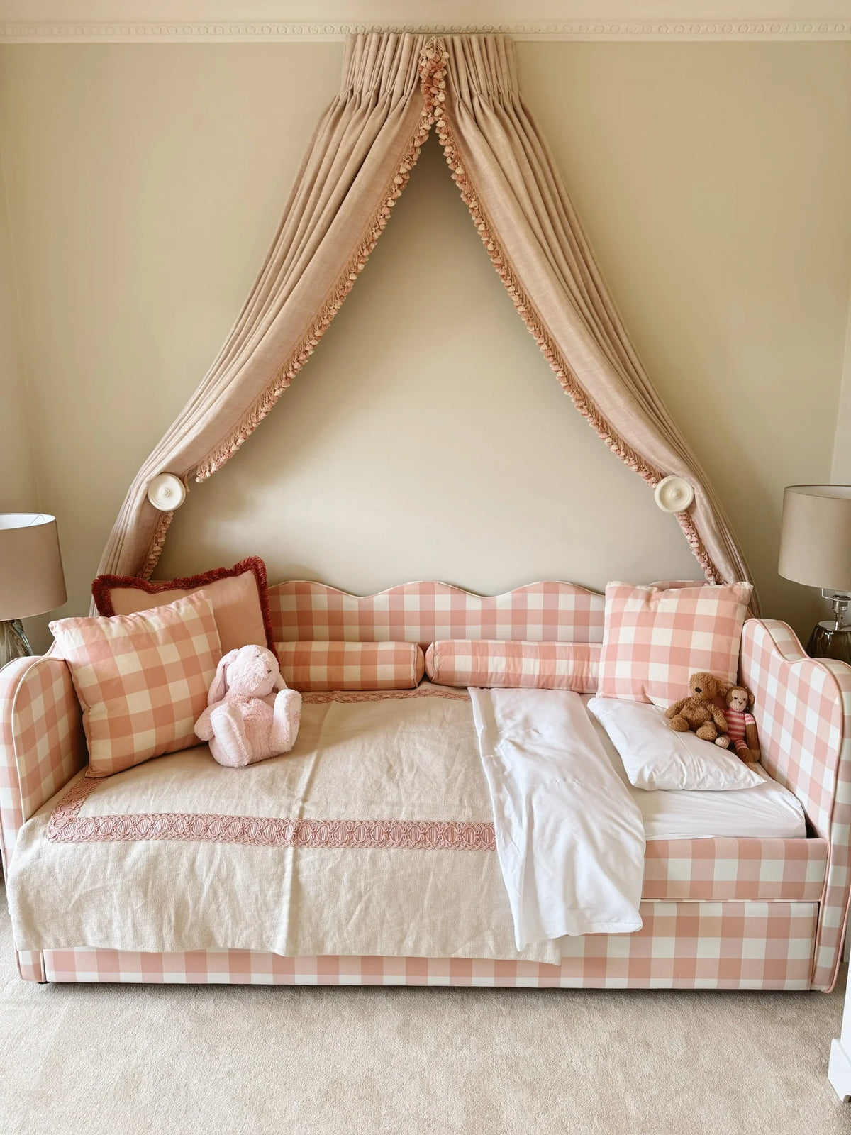Lochlan Wavy Bed in Pink