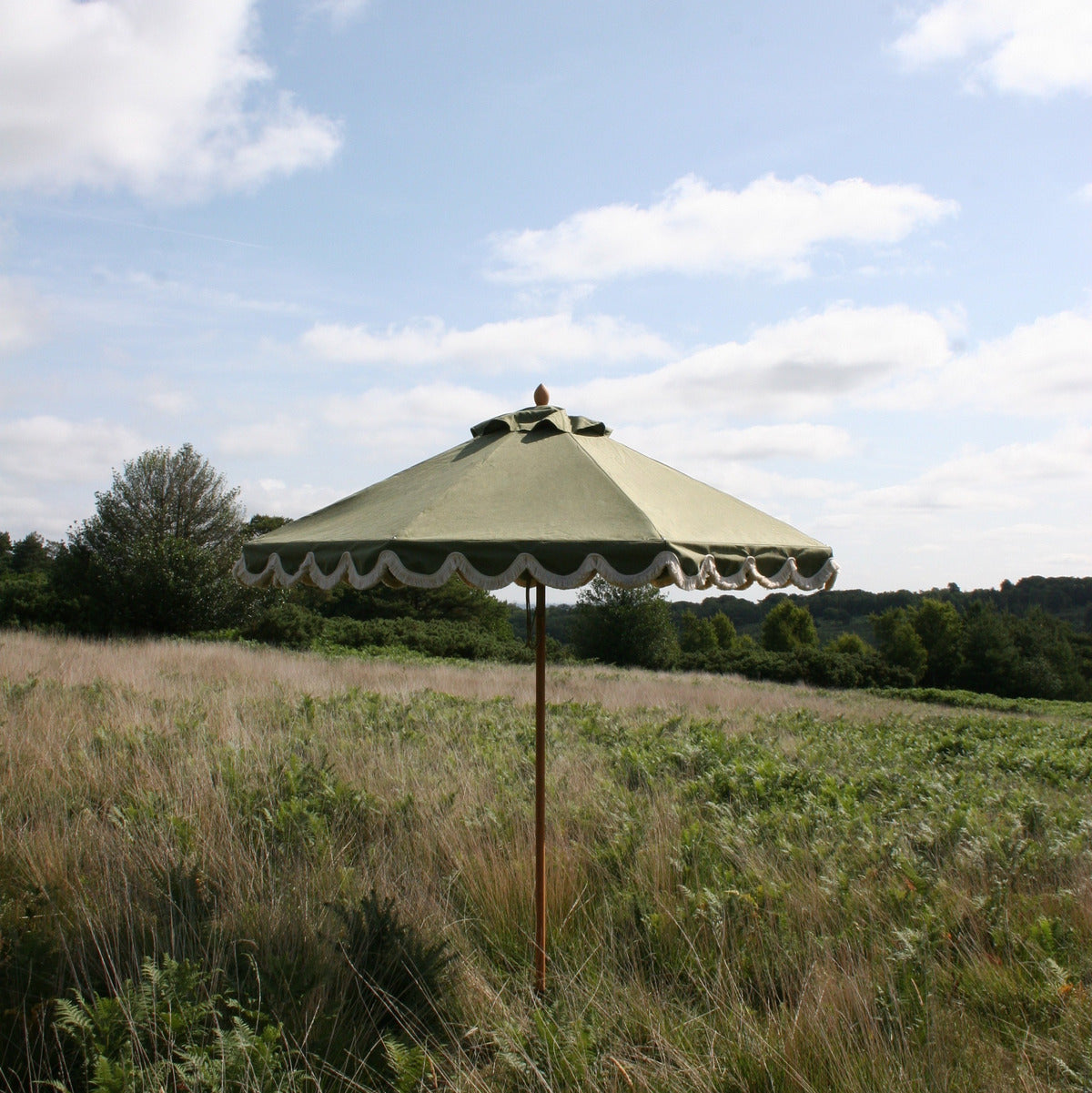 Scalloped parasol with cream fringe