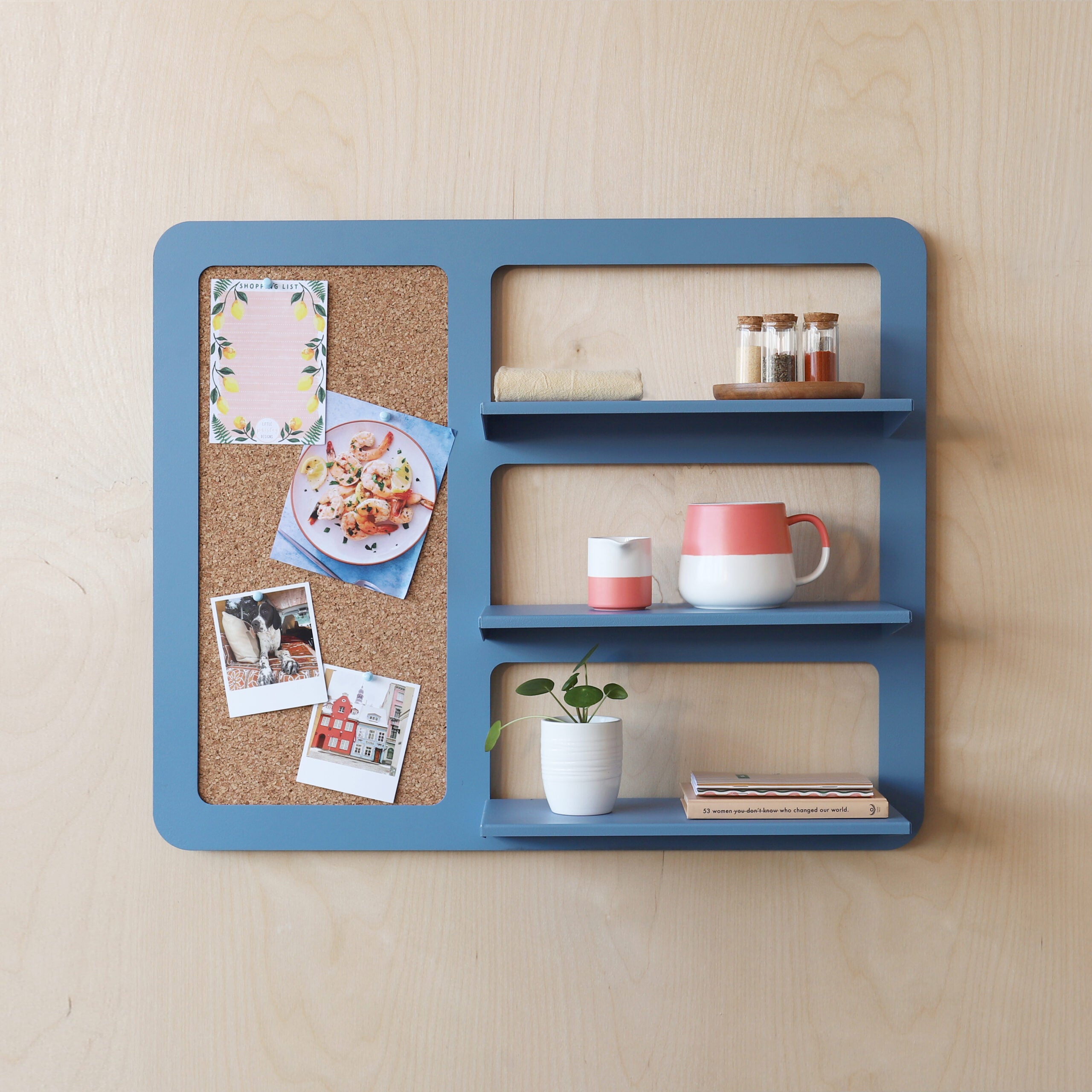 Place triple shelf with pinboard