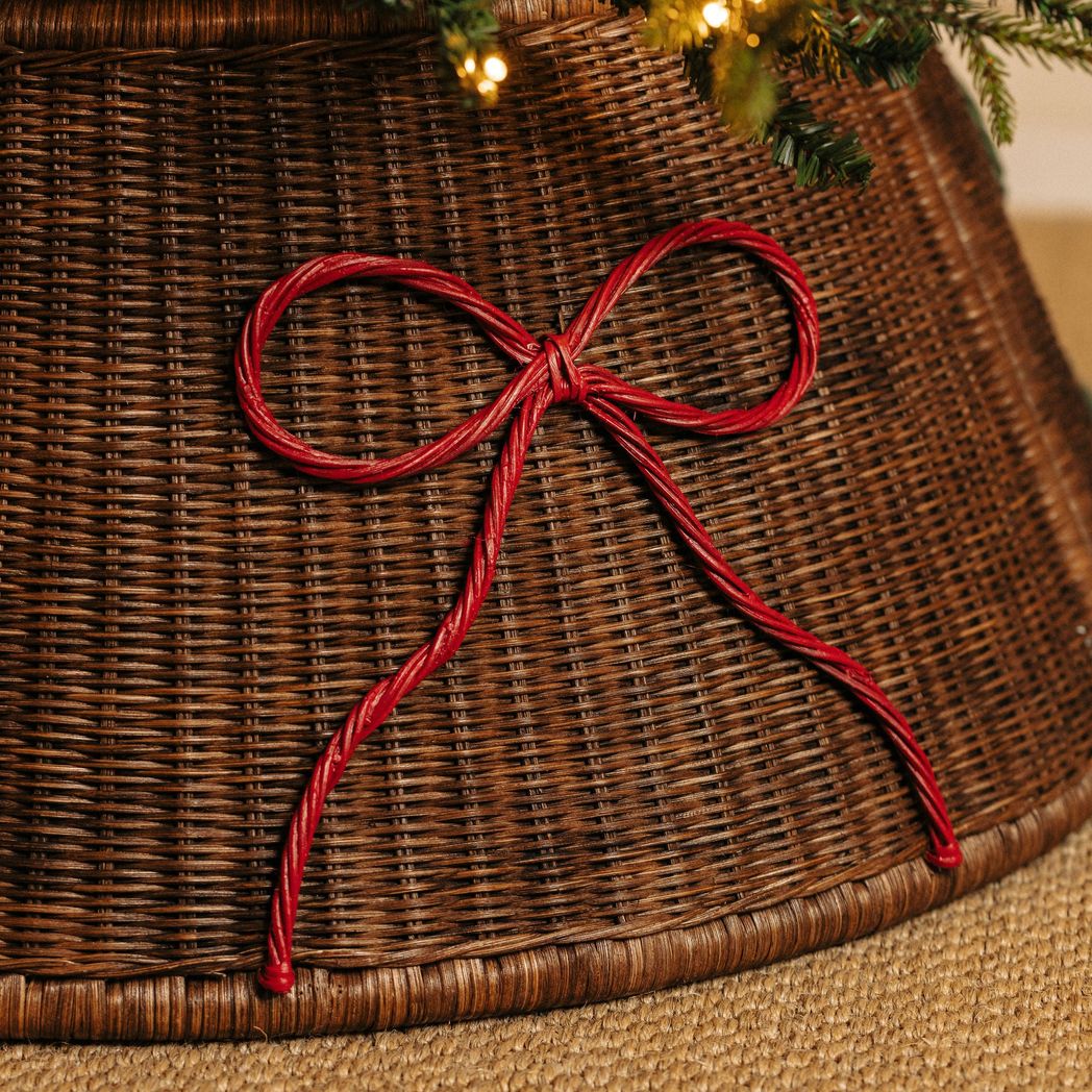 Bow-rattan-christmas-tree-skirt-close-up-red.jpg?output=png&maxage=31d&w=1048&h=1048&fit=contain&we&n=-1
