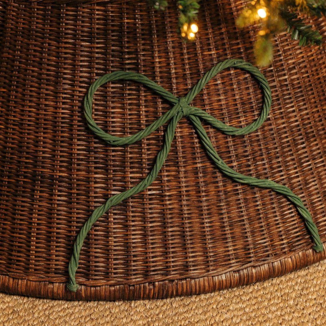 Bow-rattan-christmas-tree-skirt-close-up.jpg?output=png&maxage=31d&w=1048&h=1048&fit=contain&we&n=-1