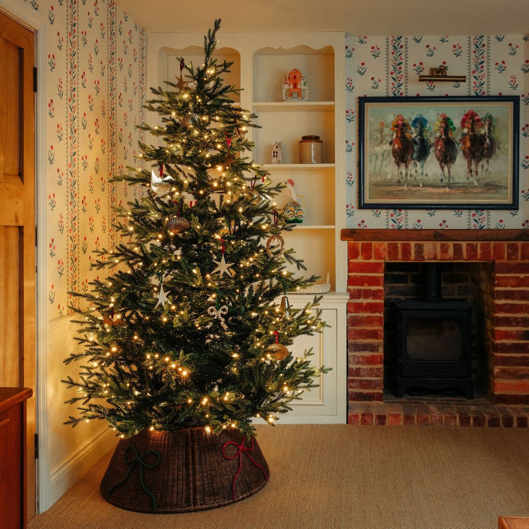 Bow-rattan-christmas-tree-skirt-lifestyle.jpg?output=png&maxage=31d&w=1048&h=1048&fit=contain&we&n=-1