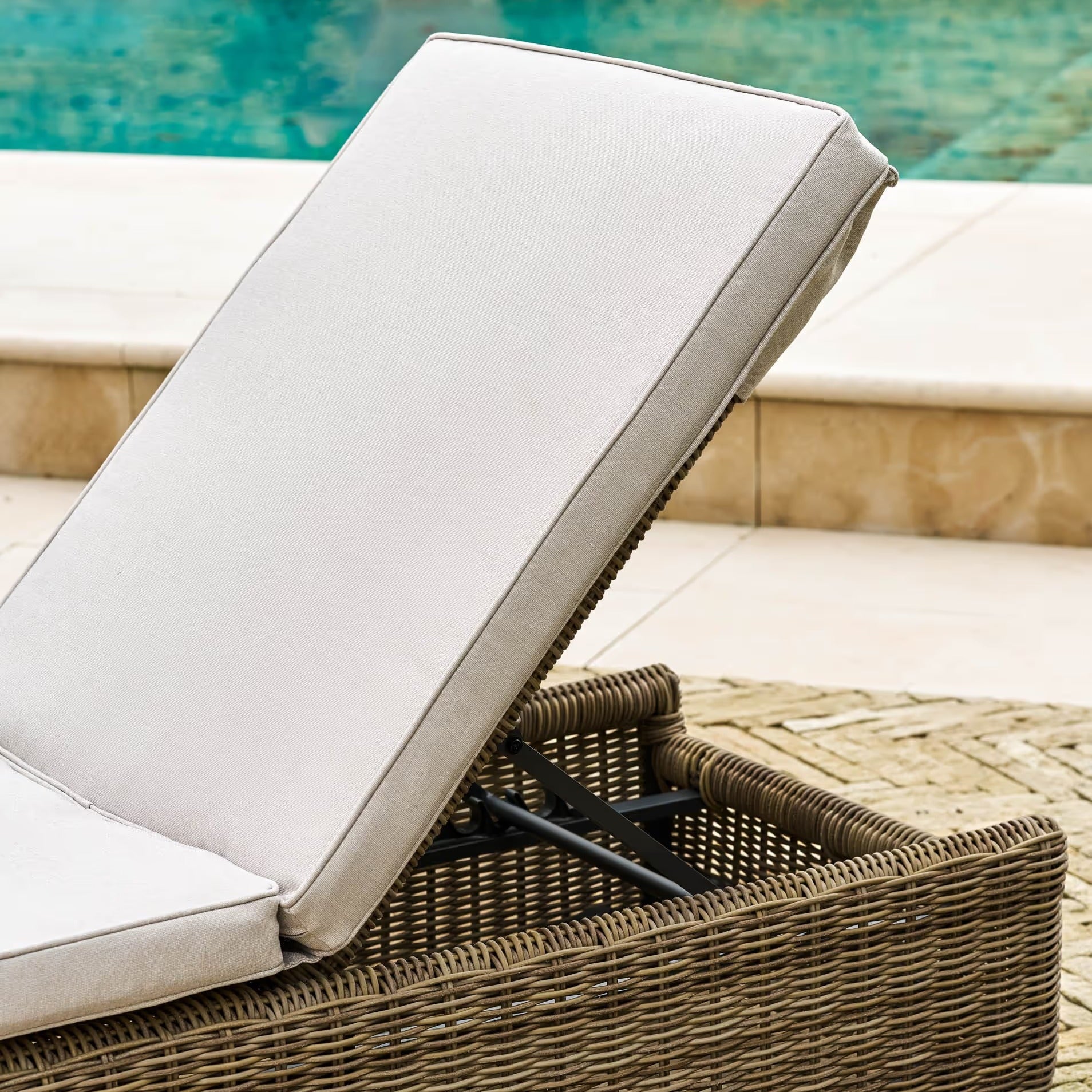 Skala Lounger | Dark Rattan