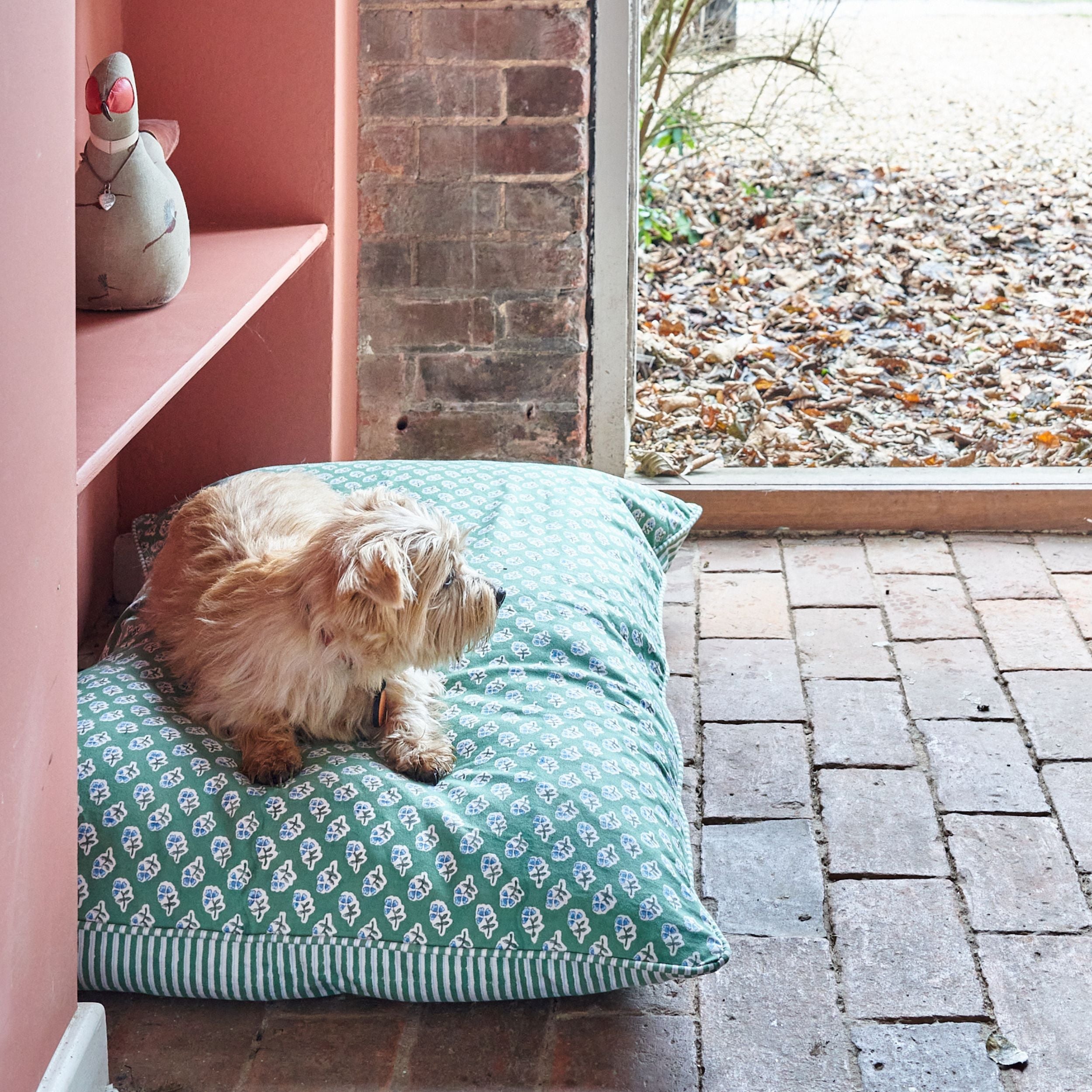 Apple_Green_Ditsy_Dog_Bed.jpg